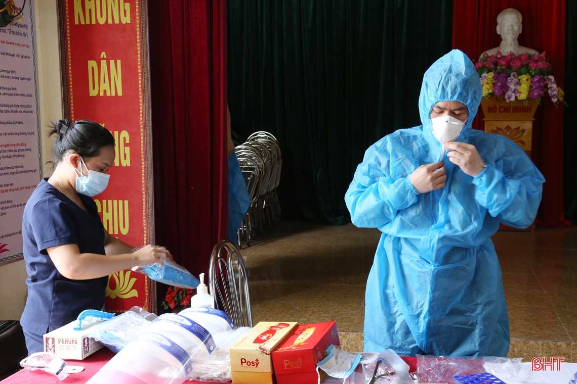 Tăng viện cho Hà Tĩnh, cán bộ y tế Nghệ An lấy khoảng 4.000 mẫu xét nghiệm