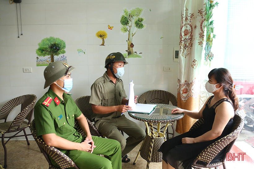 Người dân TP Hà Tĩnh đóng cửa hàng quán để phòng dịch Covid-19