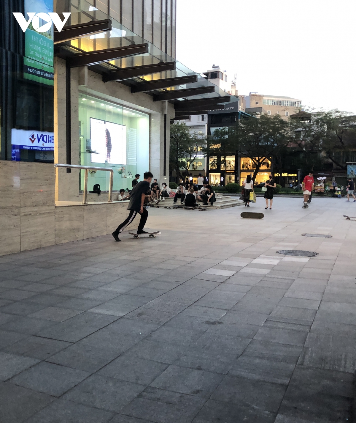 Người Hà Nội lại tập trung đông nơi công cộng, không đeo khẩu trang, lơ là chống dịch