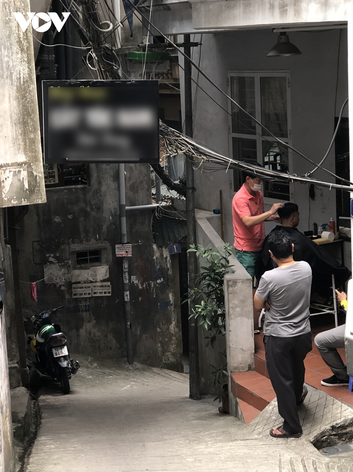 Người Hà Nội lại tập trung đông nơi công cộng, không đeo khẩu trang, lơ là chống dịch