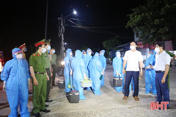 Hà Tĩnh tiếp tục huy động tổng lực truy vết, lấy mẫu xét nghiệm để&nbsp;khoanh vùng, khống chế dịch