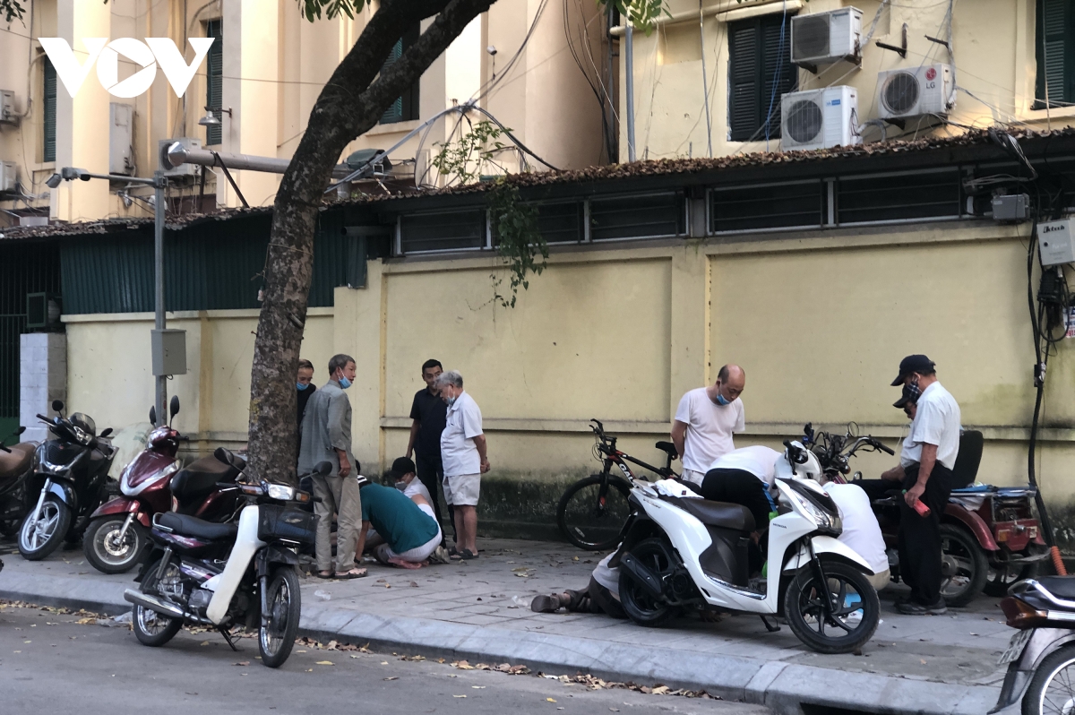 Người Hà Nội lại tập trung đông nơi công cộng, không đeo khẩu trang, lơ là chống dịch