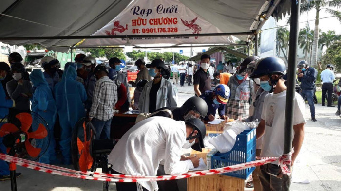 Lo mất an toàn tại chốt kiểm soát dịch Covid-19 Đà Nẵng vì quá đông người