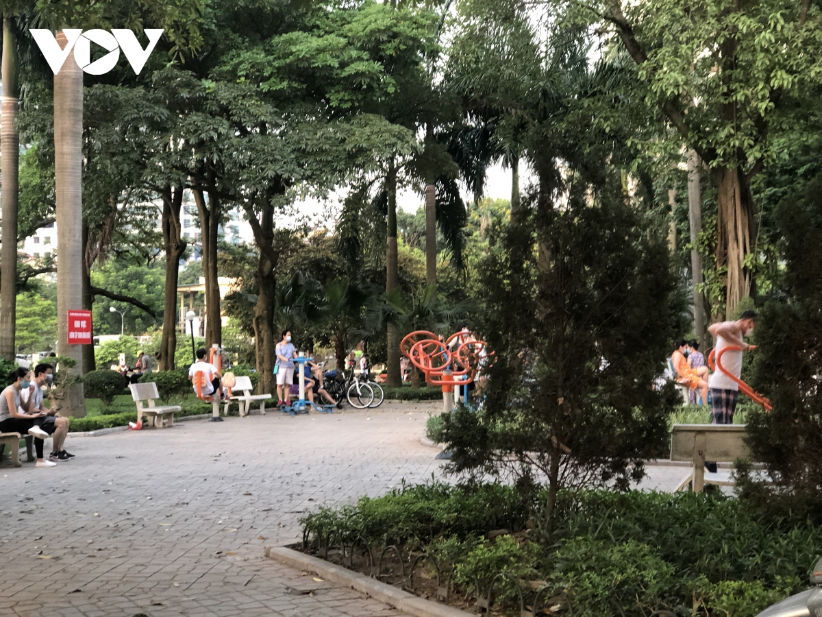 Người Hà Nội lại tập trung đông nơi công cộng, không đeo khẩu trang, lơ là chống dịch