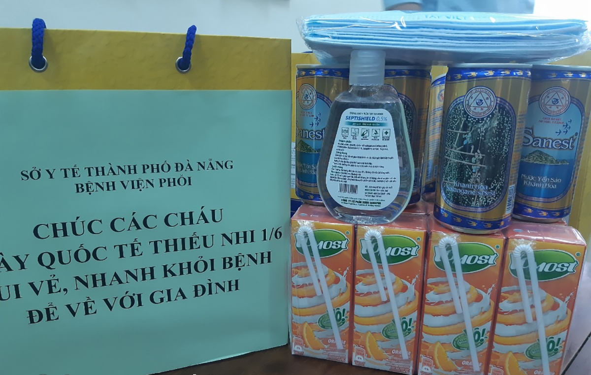 Quà "đặc biệt" các y, bác sĩ tặng bệnh nhi mắc Covid-19 nhân Quốc tế Thiếu nhi