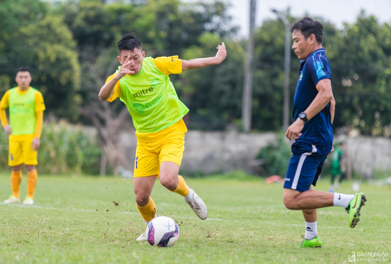 Cầu thủ SLNA hứng khởi tập luyện sau khi có nhà tài trợ mới