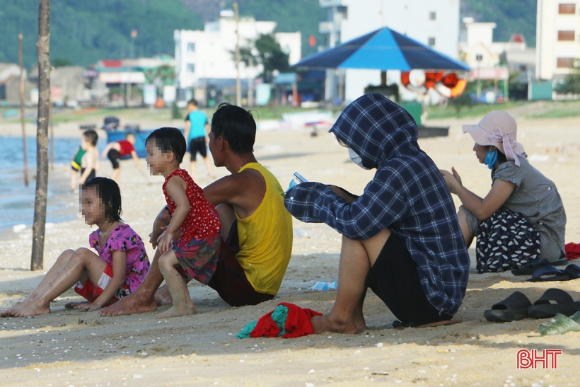Nhiều người dân Hà Tĩnh đổ về bãi biển tránh nóng, “phớt lờ” khuyến cáo phòng dịch Covid-19