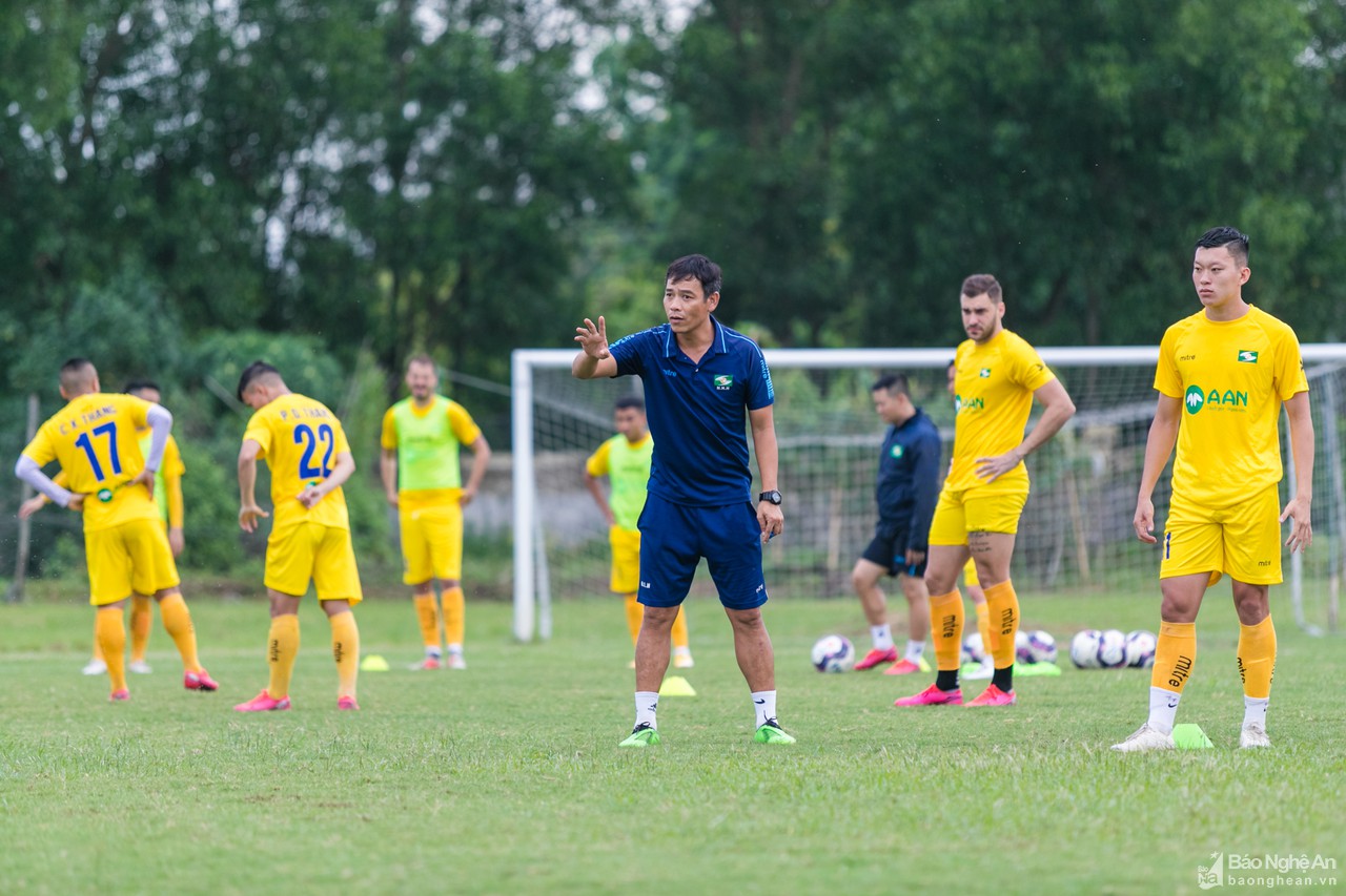 Cầu thủ SLNA hứng khởi tập luyện sau khi có nhà tài trợ mới