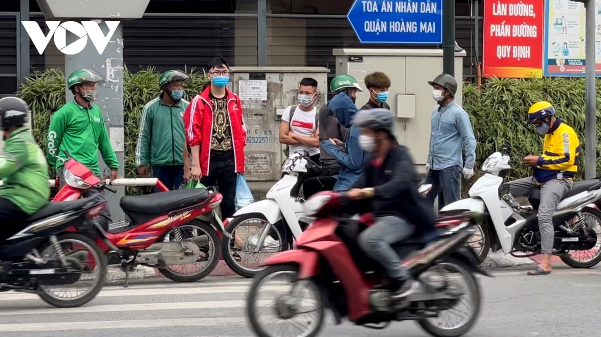 Người dân chật vật mưu sinh dưới nắng nóng hơn 40 độ C tại Hà Nội