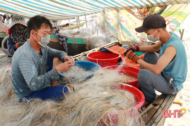 Ngư dân thu tiền triệu sau vài giờ khai thác ghẹ biển ở Hà Tĩnh