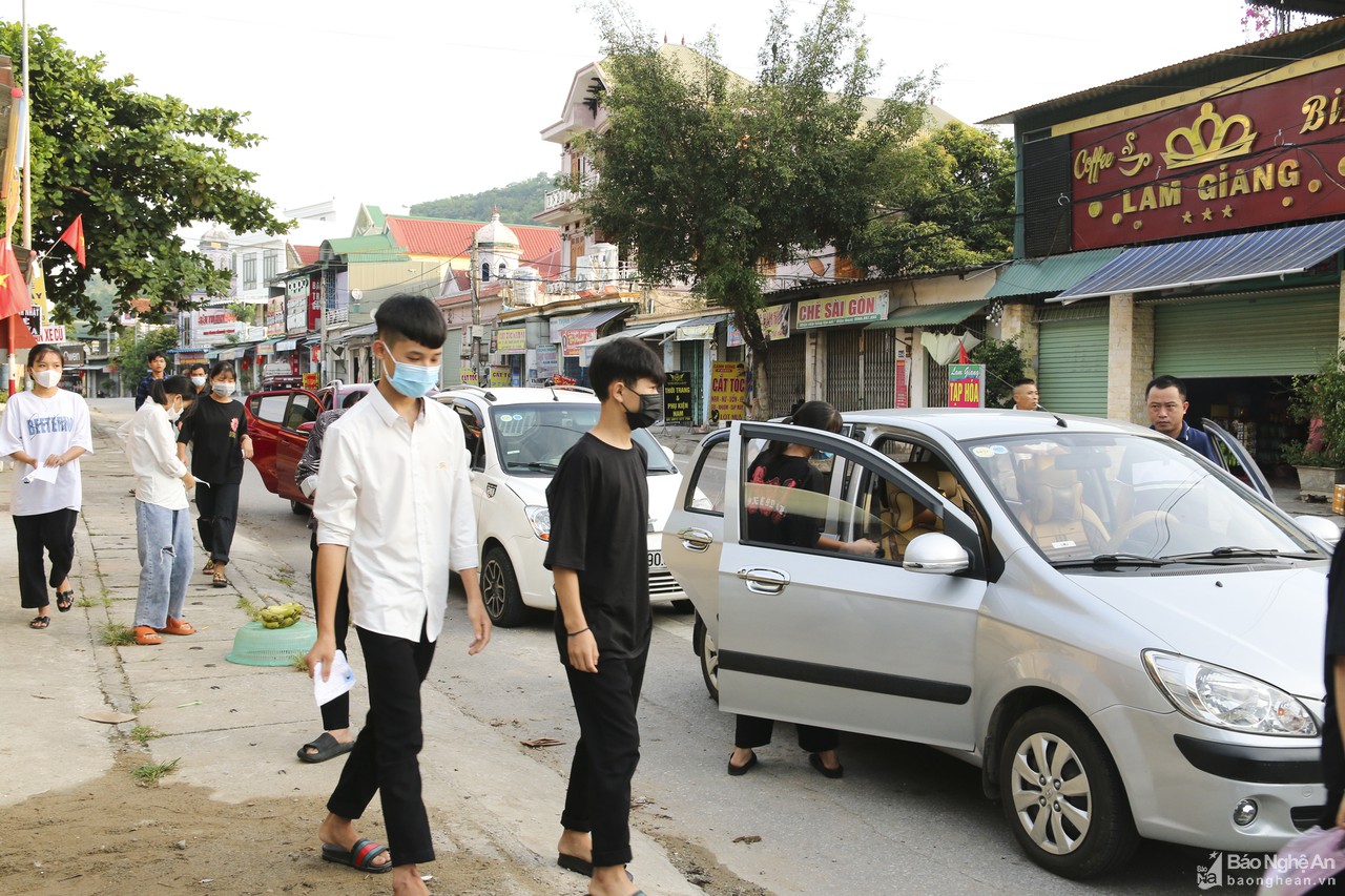 Giáo viên vùng cao Nghệ An thay phụ huynh đưa học sinh đi thi