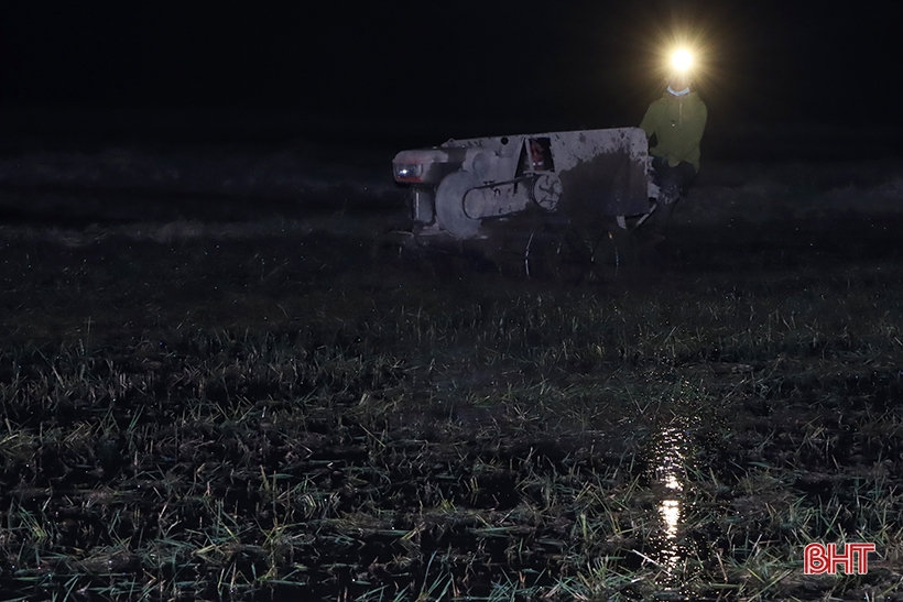 Hà Tĩnh: Thợ cày “trốn” nóng làm xuyên đêm hỗ trợ nhà nông gieo cấy sớm