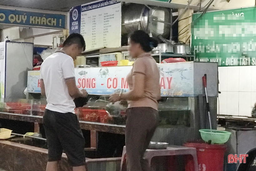 Nhiều người dân Hà Tĩnh đổ về bãi biển tránh nóng, “phớt lờ” khuyến cáo phòng dịch Covid-19