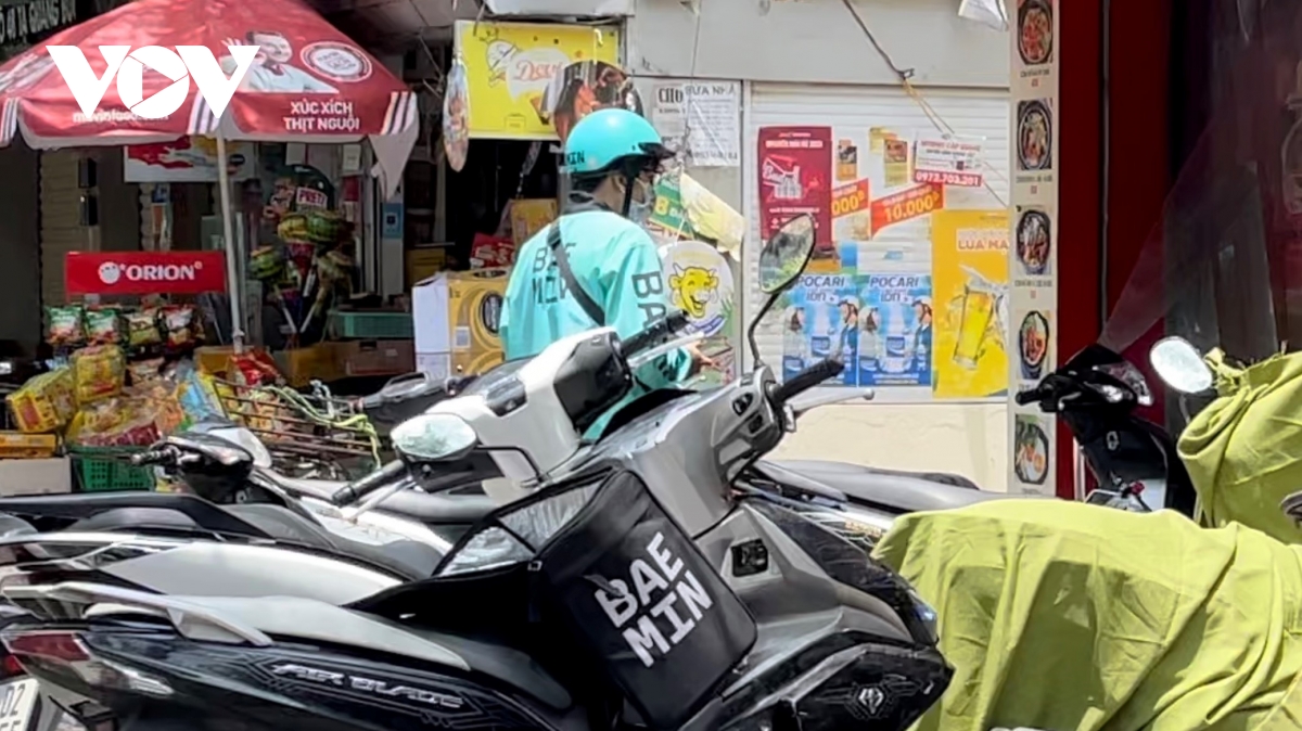 Người dân chật vật mưu sinh dưới nắng nóng hơn 40 độ C tại Hà Nội