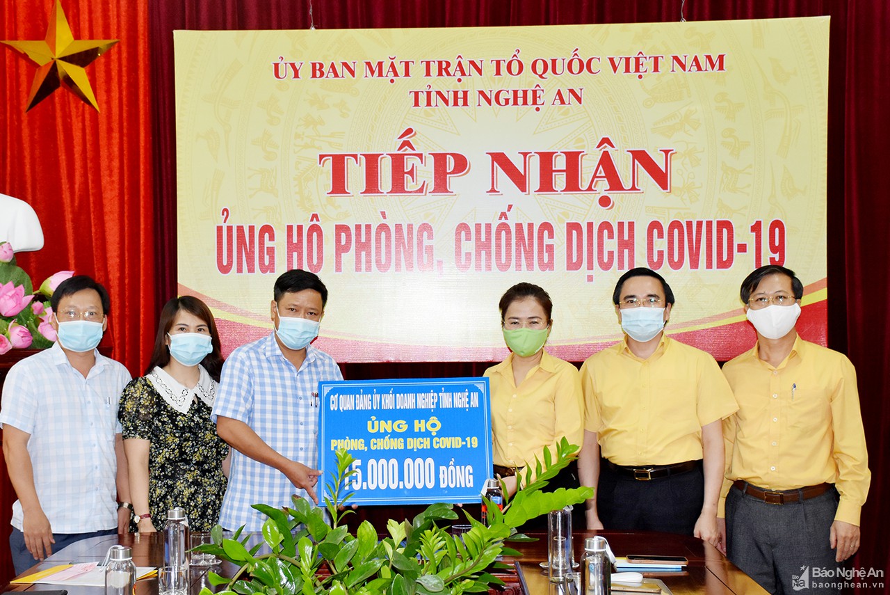 Ủy ban MTTQ tỉnh Nghệ An tiếp nhận 335 triệu đồng ủng hộ phòng, chống dịch Covid-19.