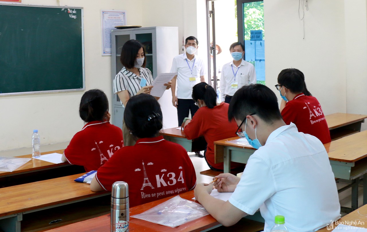 Gần 3.000 thí sinh tham dự kỳ thi vào Trường THPT chuyên Phan Bội Châu và chuyên Đại học Vinh