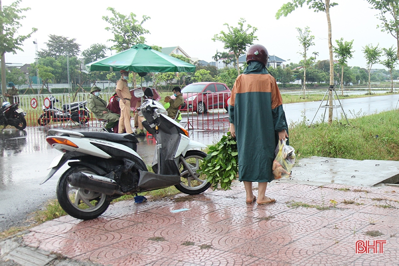 Huy động hơn 100 cán bộ, chiến sĩ công an Hà Tĩnh trực chốt phòng dịch Covid-19