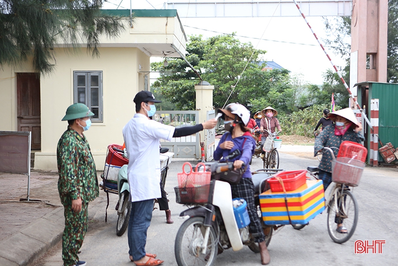 Đảm bảo phòng dịch, cảng cá lớn nhất Hà Tĩnh vẫn đón những chuyến tàu cập bến