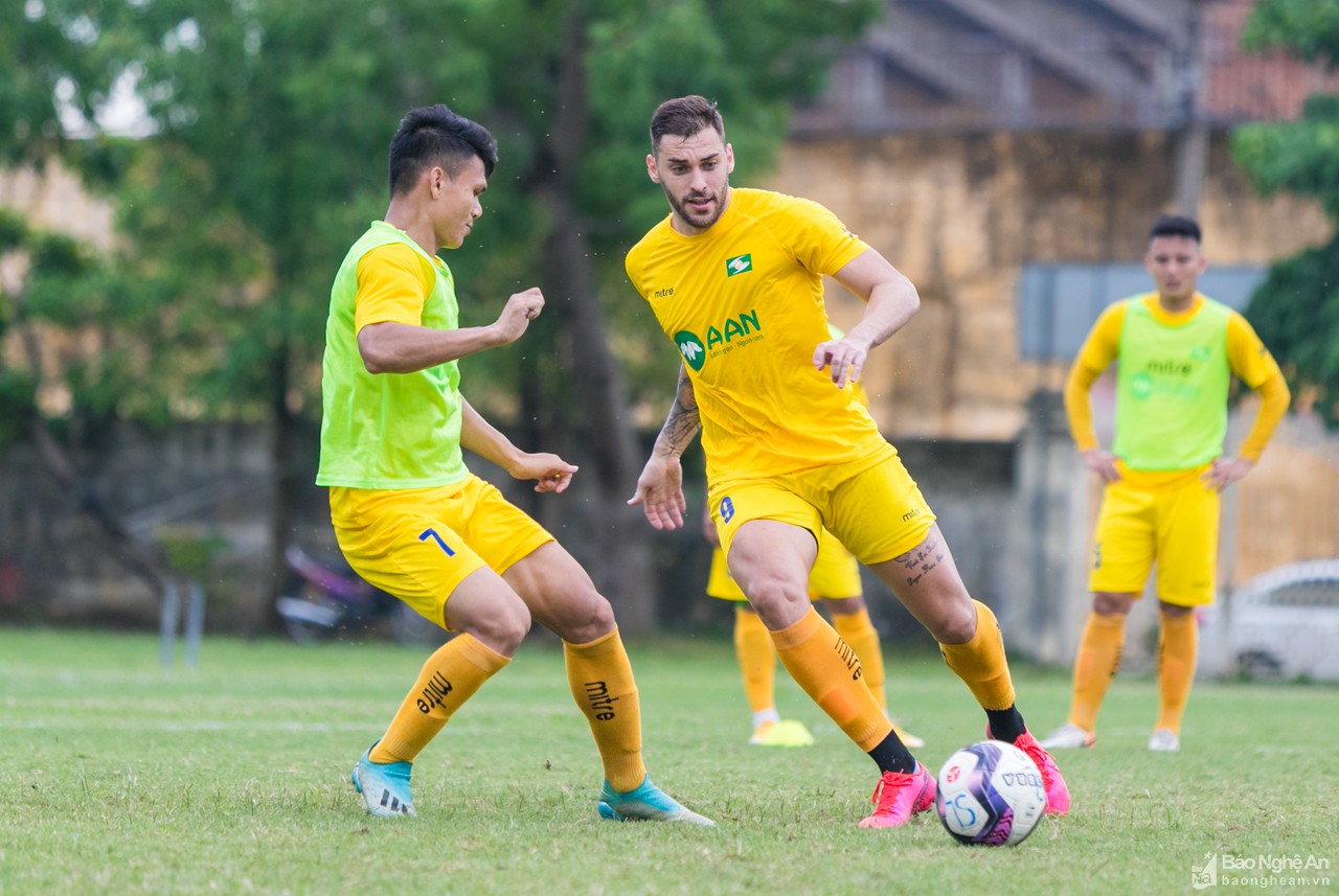 Cầu thủ SLNA hứng khởi tập luyện sau khi có nhà tài trợ mới