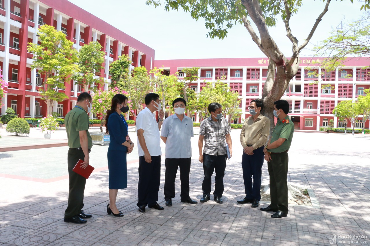 Phó Chủ tịch UBND tỉnh kiểm tra công tác thi lớp 10 tại Diễn Châu và thành phố Vinh