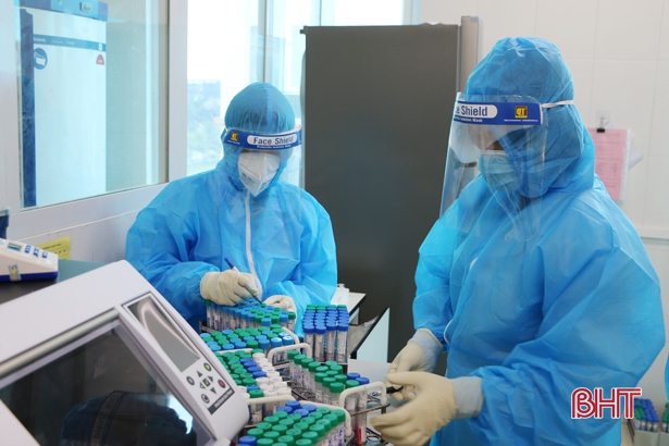 Ngành Y tế Hà Tĩnh huy động tổng lực tăng tốc truy vết, xét nghiệm ở vùng phong tỏa ca bệnh mới