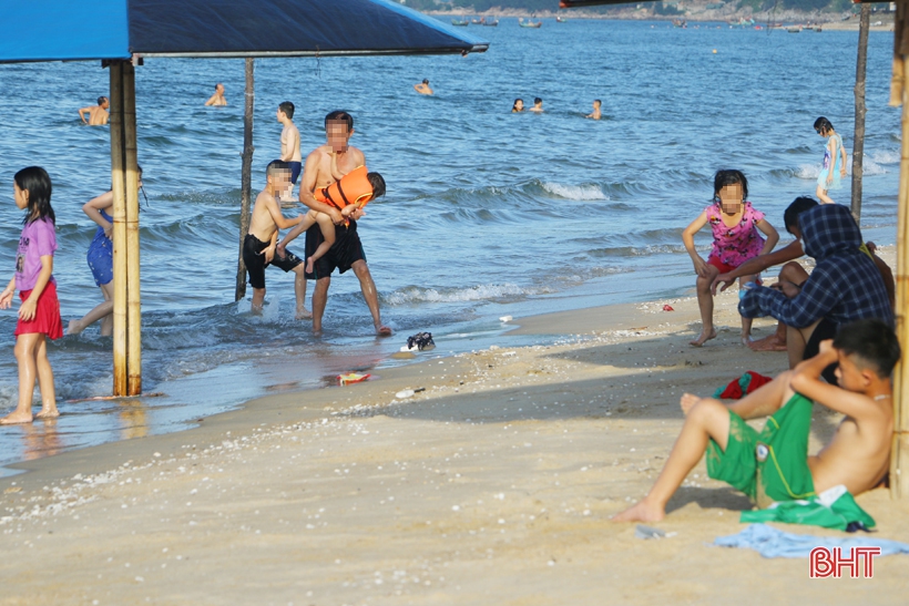 Nhiều người dân Hà Tĩnh đổ về bãi biển tránh nóng, “phớt lờ” khuyến cáo phòng dịch Covid-19