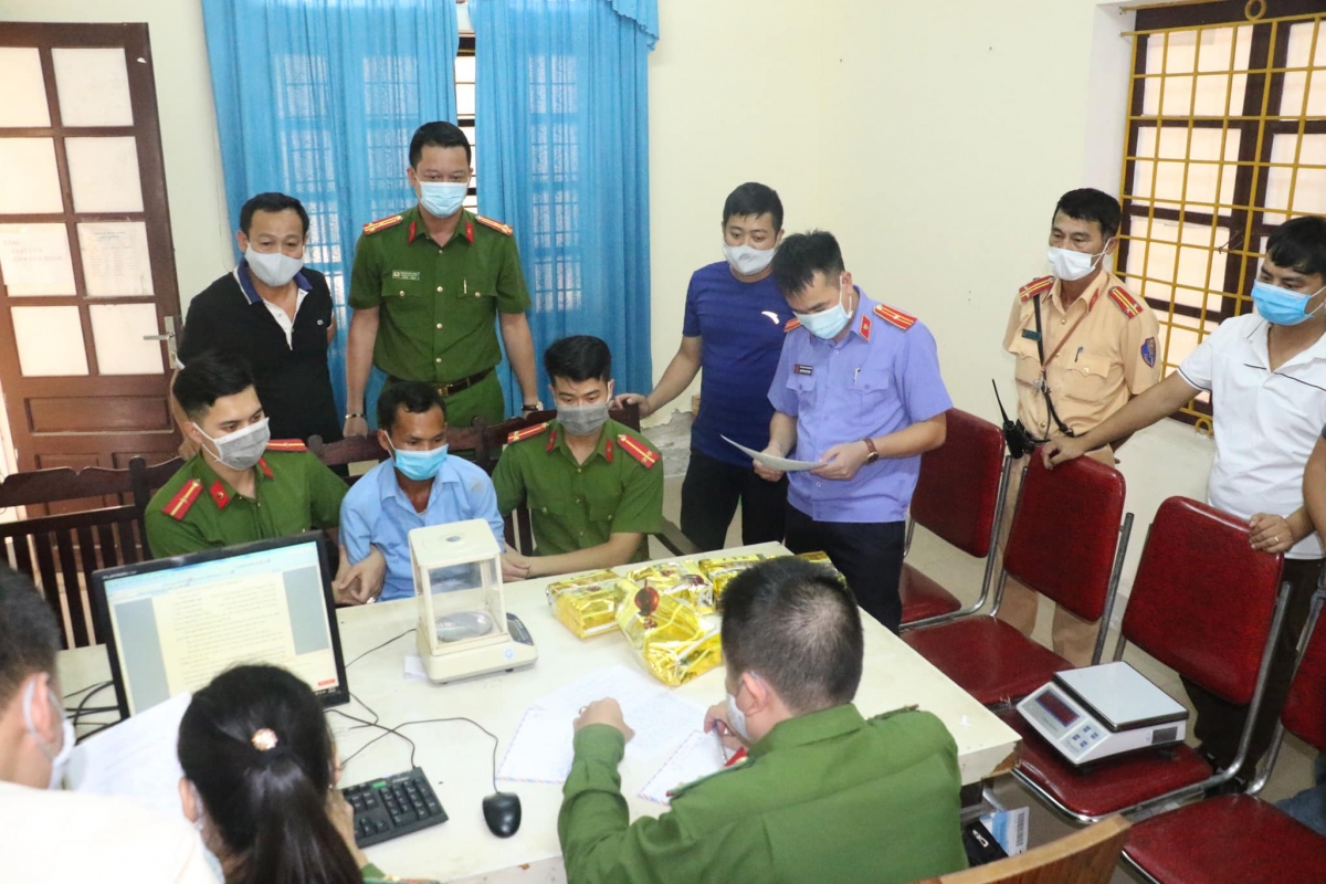 Vây chặn ô tô 4 chỗ chở 5kg ma túy đá