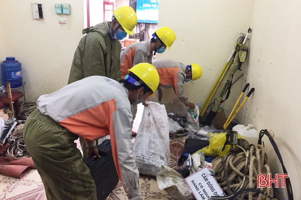 Sét đánh gây sự cố đường dây, hơn 1.000 người dân Hương Khê bị mất điện