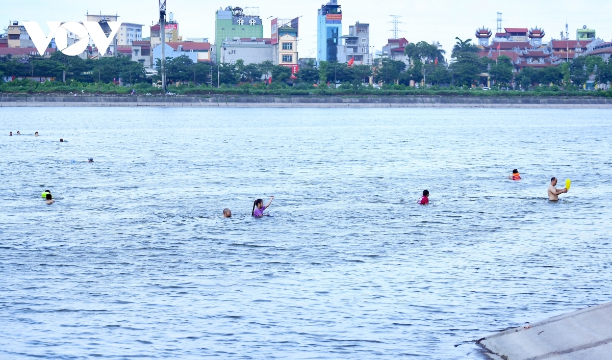 Nhiều người đổ ra sông hồ bơi lội, bất chấp quy định về "khoảng cách"