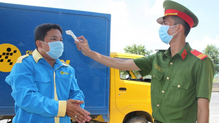 Bạc Liêu “nới lỏng” vận tải hàng hóa vào tỉnh, lấy mẫu tại chốt kiểm soát