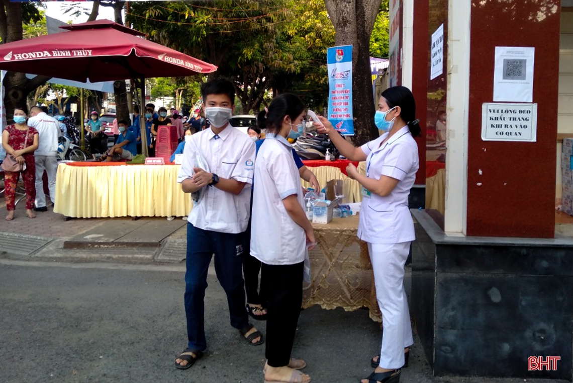 Hà Tĩnh: Thí sinh được đo thân nhiệt, phòng dịch nghiêm ngặt trước khi làm bài thi vào lớp 10 THPT