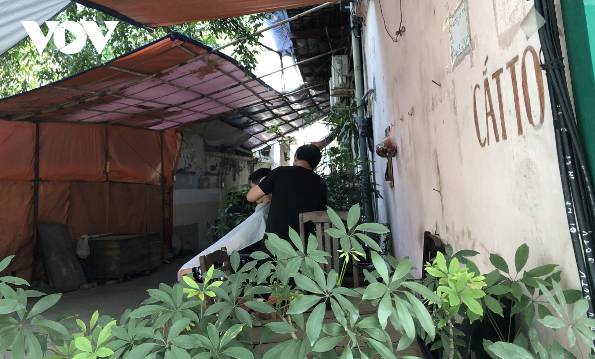 Người Hà Nội lại tập trung đông nơi công cộng, không đeo khẩu trang, lơ là chống dịch