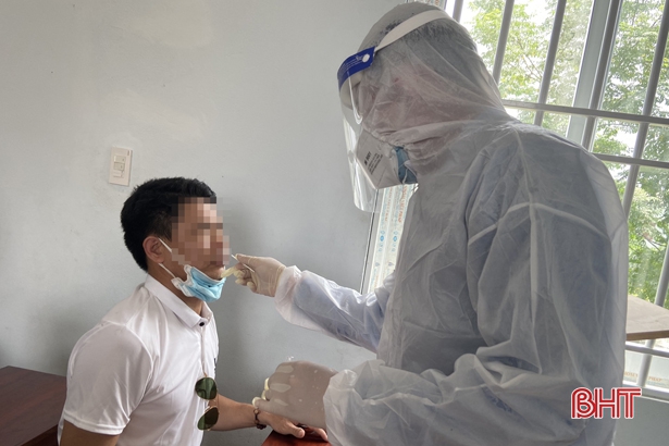 Ngành Y tế Hà Tĩnh huy động tổng lực tăng tốc truy vết, xét nghiệm ở vùng phong tỏa ca bệnh mới