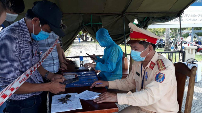 Lo mất an toàn tại chốt kiểm soát dịch Covid-19 Đà Nẵng vì quá đông người