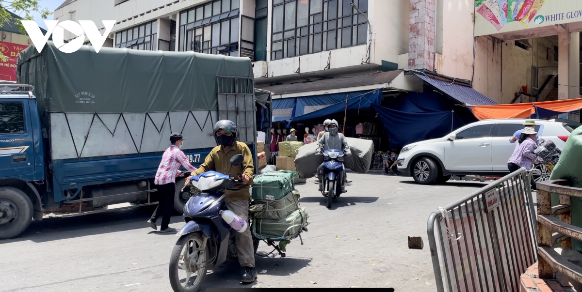 Người dân chật vật mưu sinh dưới nắng nóng hơn 40 độ C tại Hà Nội