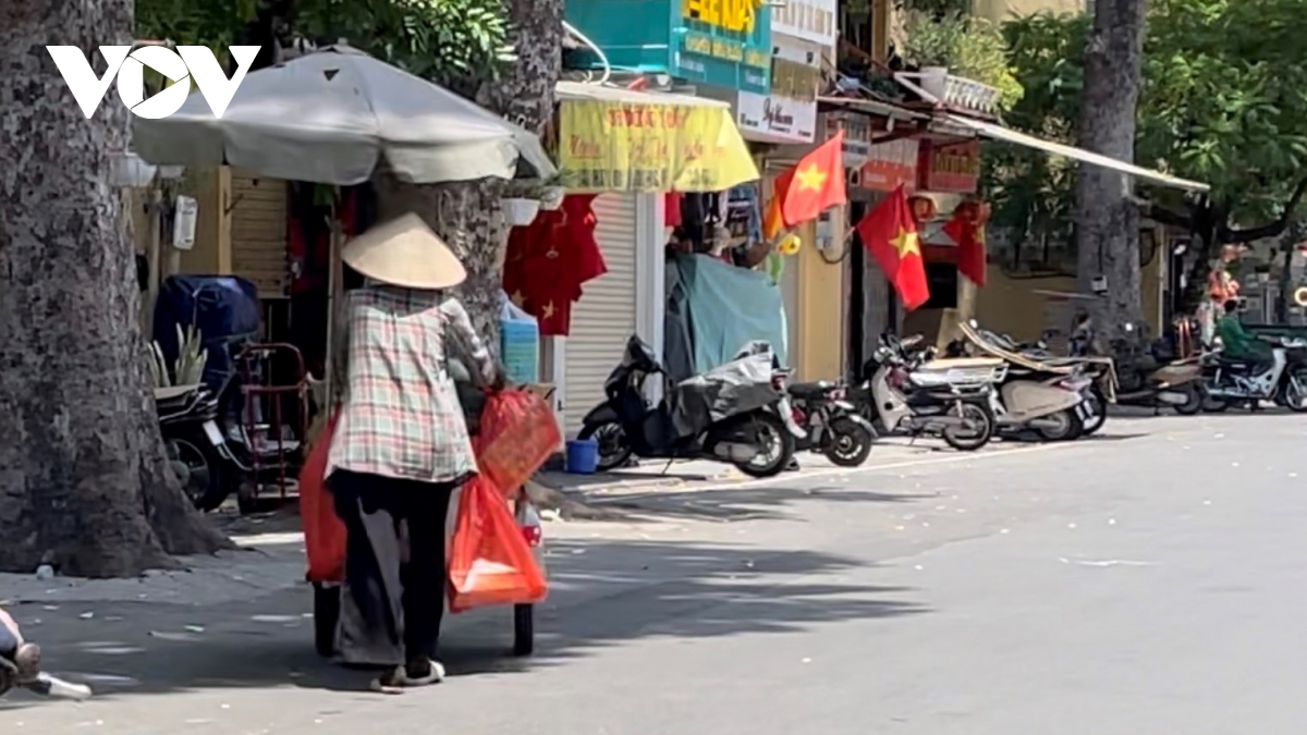 Người dân chật vật mưu sinh dưới nắng nóng hơn 40 độ C tại Hà Nội