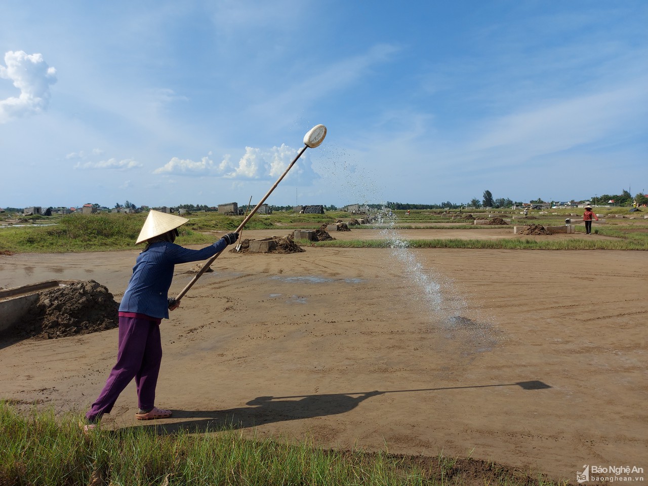 Diêm dân Nghệ An quần quật làm việc giữa trưa nắng 40 độ