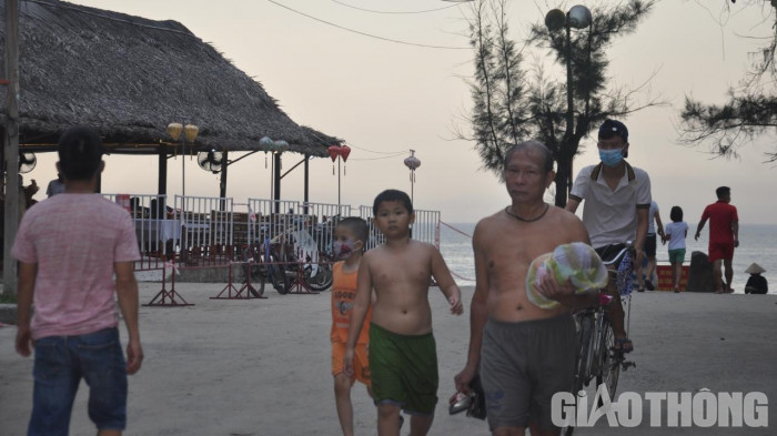 Mỗi ngày cả nước thêm hàng trăm ca Covid-19, bãi biển Hội An vẫn nhộn nhịp