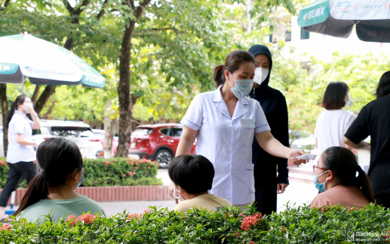 Gần 3.000 thí sinh tham dự kỳ thi vào Trường THPT chuyên Phan Bội Châu và chuyên Đại học Vinh