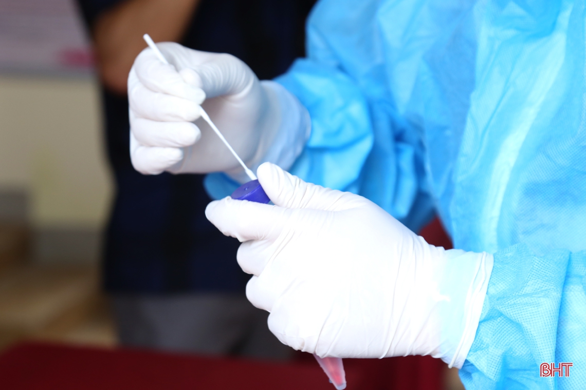 Tăng viện cho Hà Tĩnh, cán bộ y tế Nghệ An lấy khoảng 4.000 mẫu xét nghiệm