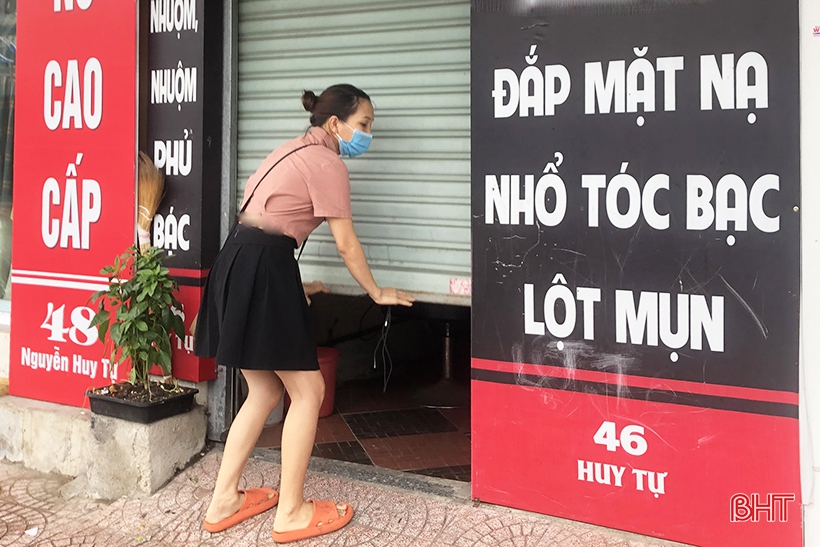 Người dân TP Hà Tĩnh đóng cửa hàng quán để phòng dịch Covid-19