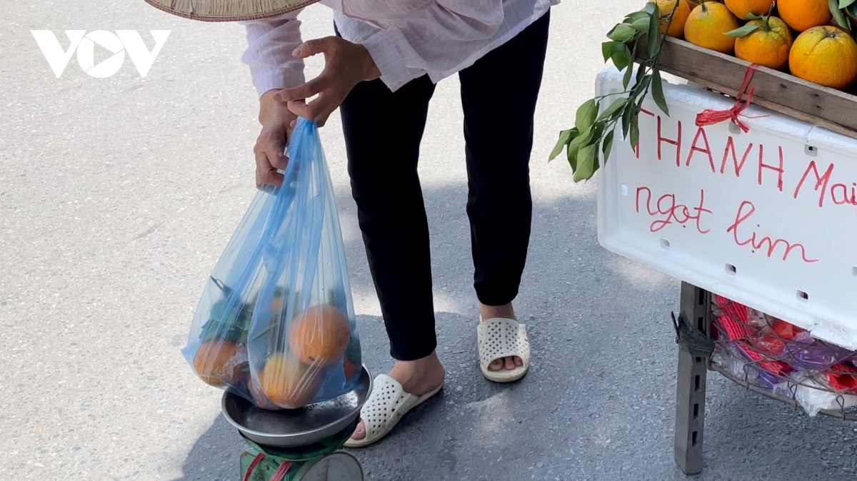 Người dân chật vật mưu sinh dưới nắng nóng hơn 40 độ C tại Hà Nội