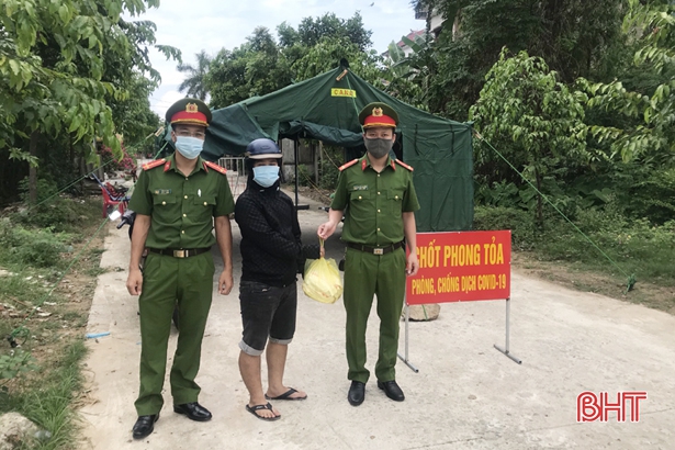 Người dân TP Hà Tĩnh trao vật phẩm tiếp thêm sức mạnh chống dịch cho các lực lượng