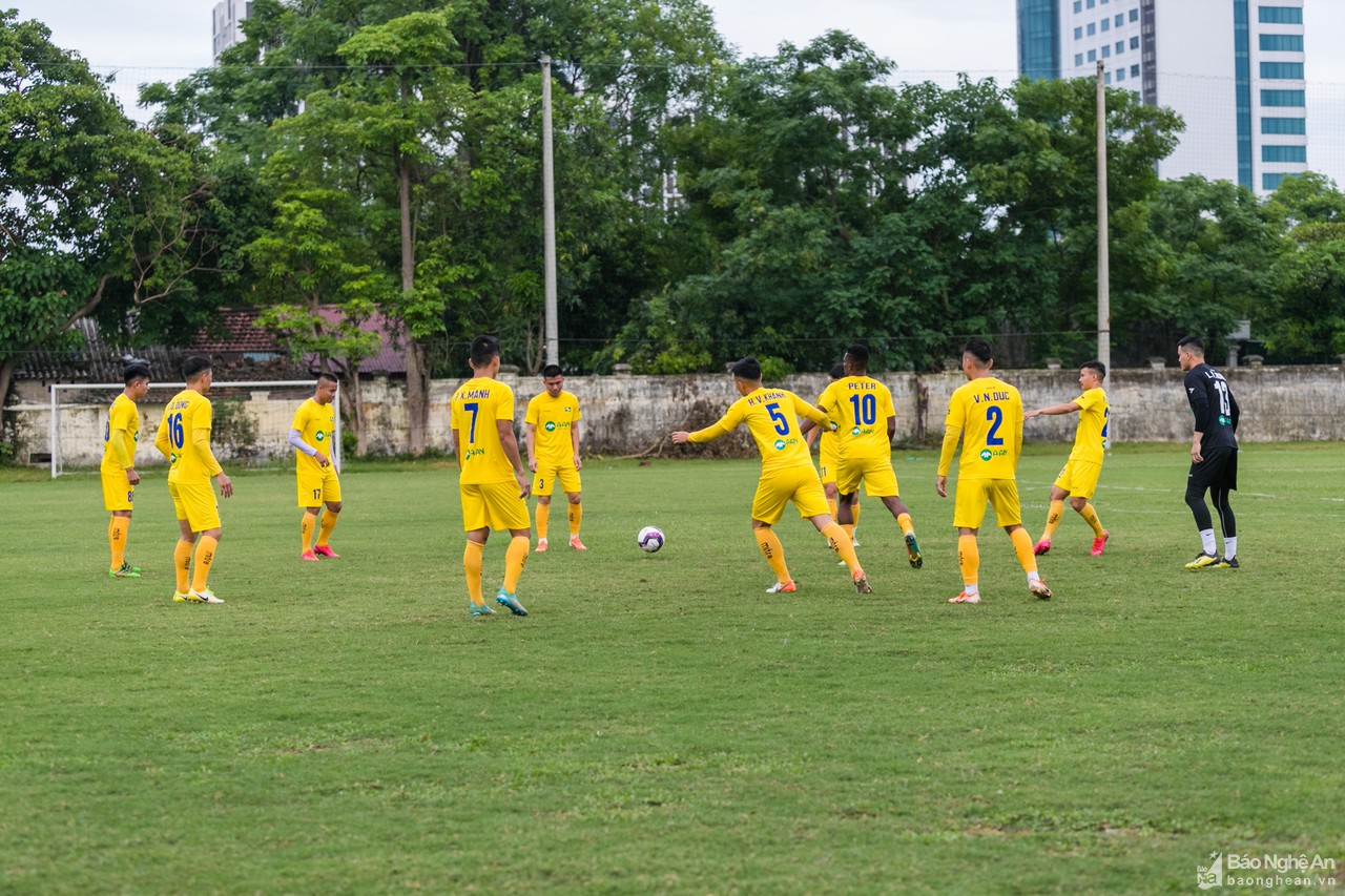 Cầu thủ SLNA hứng khởi tập luyện sau khi có nhà tài trợ mới