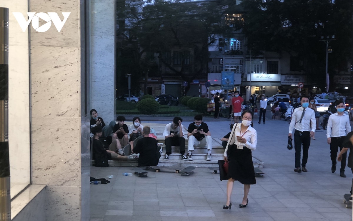 Người Hà Nội lại tập trung đông nơi công cộng, không đeo khẩu trang, lơ là chống dịch