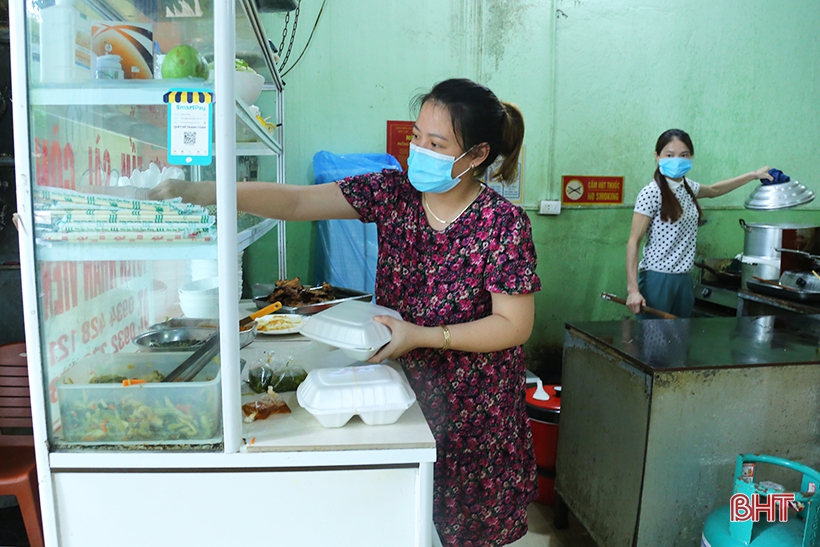 Người dân TP Hà Tĩnh đóng cửa hàng quán để phòng dịch Covid-19