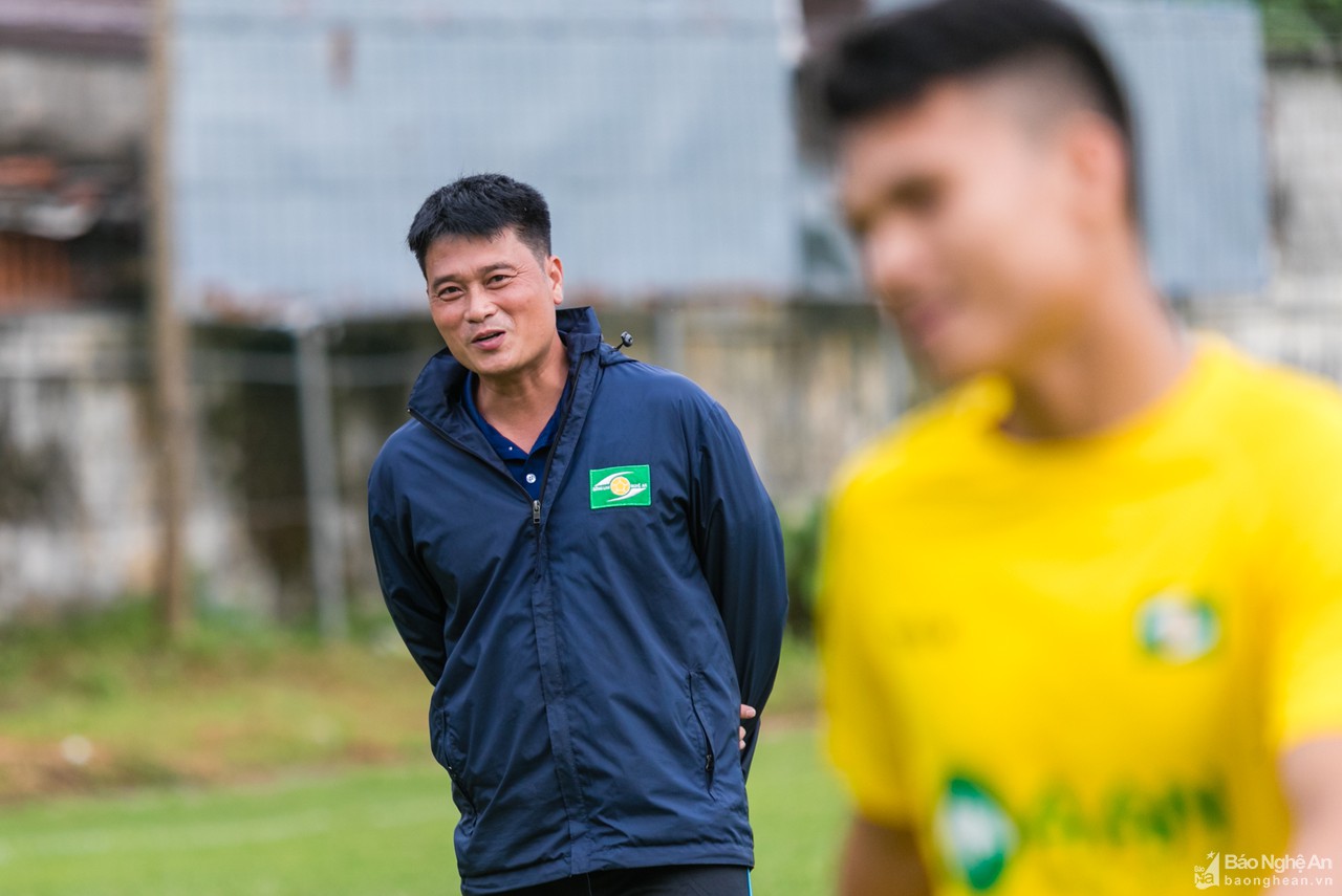 Cầu thủ SLNA hứng khởi tập luyện sau khi có nhà tài trợ mới