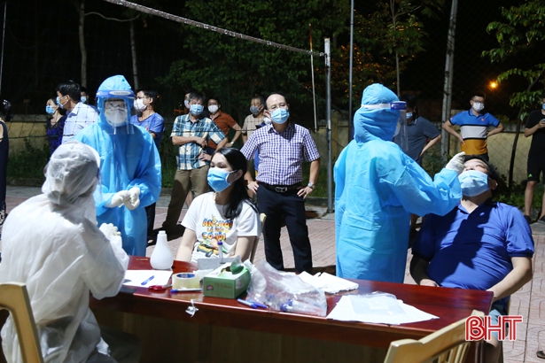 Hà Tĩnh tiếp tục huy động tổng lực truy vết, lấy mẫu xét nghiệm để&nbsp;khoanh vùng, khống chế dịch