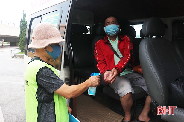 Người về Hà Tĩnh tuân thủ nghiêm biện pháp phòng chống dịch Covid-19 khi xuống sân bay Vinh