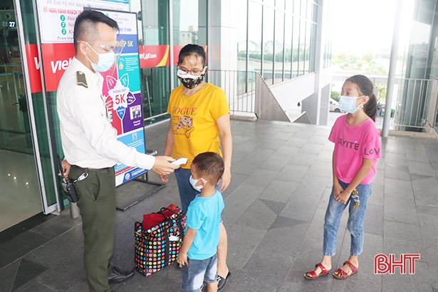 Người về Hà Tĩnh tuân thủ nghiêm biện pháp phòng chống dịch Covid-19 khi xuống sân bay Vinh